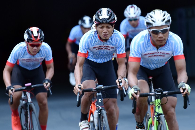 Para pembalap Indonesia berlaga di nomor tim time trial. (ilustrasi)