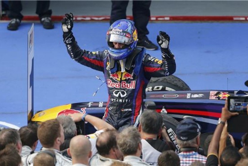  Pebalap Red Bull asal Jerman, Sebastian Vettel, melakukan selebrasi usai menjuarai GP Malaysia di Sirkuit Sepang Internasional, Kuala Lumpur, Ahad (24/3).