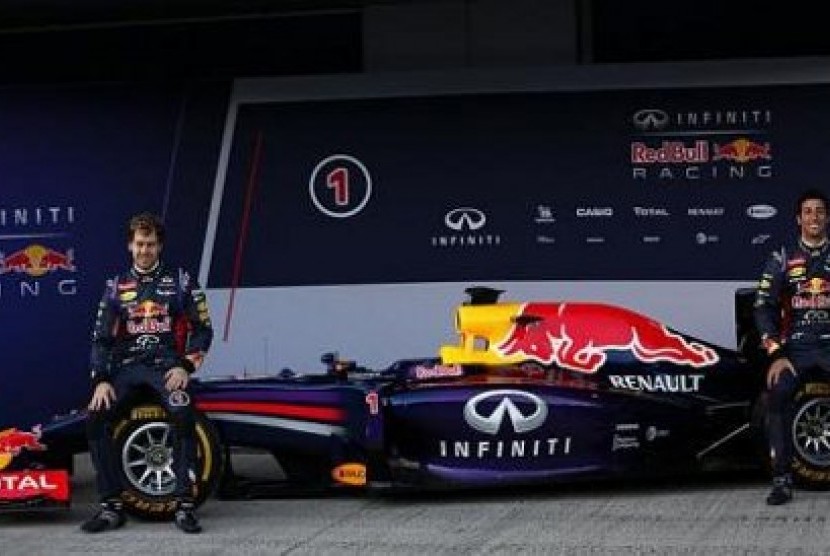 Pebalap Red Bull dari Jerman, Sebastian Vettel (kiri) dan rekan setimnya asal Australia, Daniel Ricciardo, berpose dengan konstruksi terbaru RB10 dalam presentarsi resmi di Sirkuit Jerez, Spanyol.