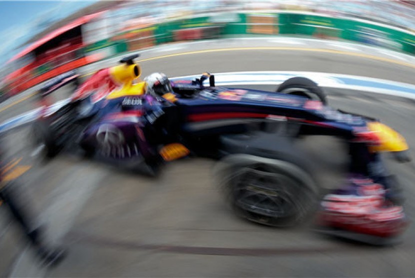 Pebalap Red Bull, Sebastian Vettel, memacu jet daratnya saat sesi latihan pertama jelang GP Australia di Albert Park, Melbourne, Australia, Jumat. 