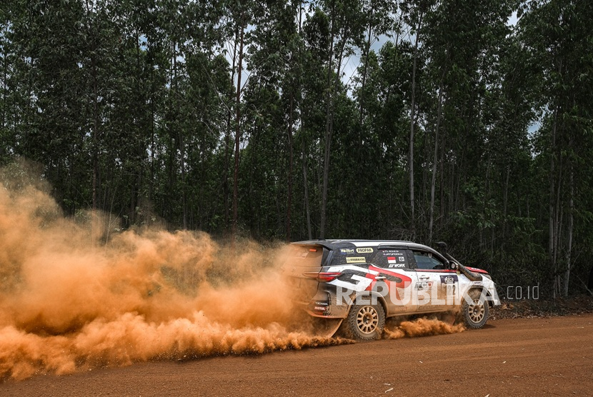 Pebalap reli Indonesia Tb Adhi menorehkan hasil positif di ajang Asia Cross Country Rally (AXCR) 2025. Setelah menempuh lebih dari 2.300 kilometer lintasan ekstrem, ia berhasil finis di posisi ke-8 klasemen umum dan ke-6 kelas T1D dari total 91 peserta internasional.