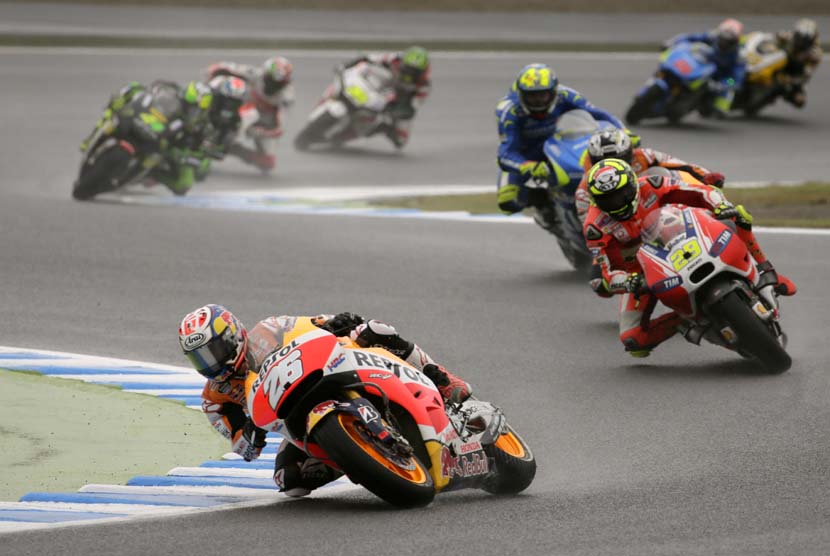 Pebalap Repsol Honda asal Spanyol, Dani Pedrosa, memimpin balapan seri GP Jepang di Sirkuit Motegi, Tokyo, Ahad (11/10). 