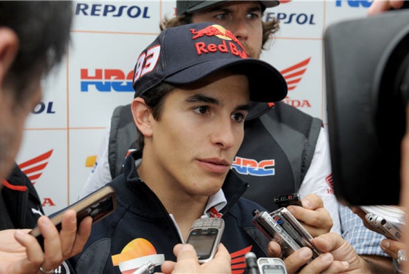 Pebalap Repsol Honda, Marc Marquez, melakukan wawancara dengan media usai didiskualifikasi dari balapan Motogp seri GP Australia di Sirkuit Phillip Island, Victoria, Australia, Ahad (20/10). 