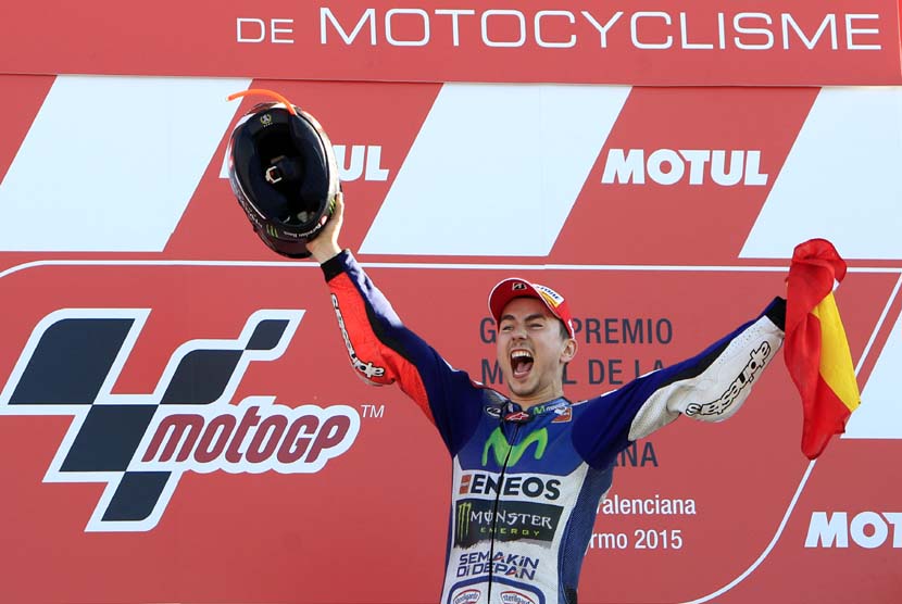 Pebalap Spanyol, Jorge Lorenzo, melakukan selebrasi di podium usai memenangkan balapan GP Valencia di Sirkuit Ricardo Tormo, Valencia, Spanyol, Ahad (8/11). 