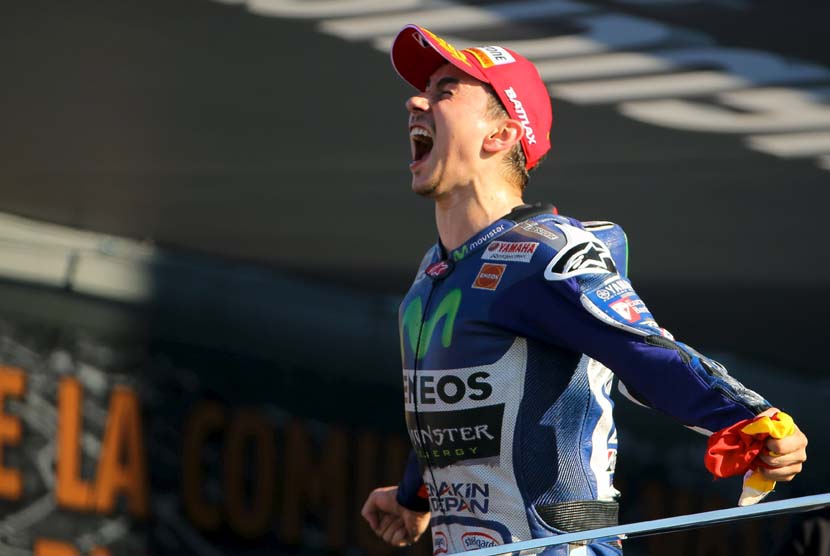 Pebalap Spanyol, Jorge Lorenzo, melampiaskan kegembiraannya menjadi juara dunia usai memenangkan seri terakhir GP Valencia di Sirkuit Ricardo Tormo, Valencia, Spanyol, Ahad (8/11). 