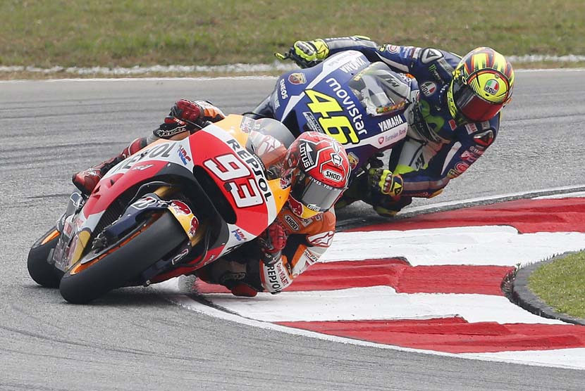 Pembalap Spanyol, Marc Marquez (depan), dan pembalap Italia, Valentino Rossi, duel adu cepat dalam balapan Motogp seri GP Malaysia di Sirkuit Internasional Sepang, Selangor, Malaysia, Ahad (25/10). 