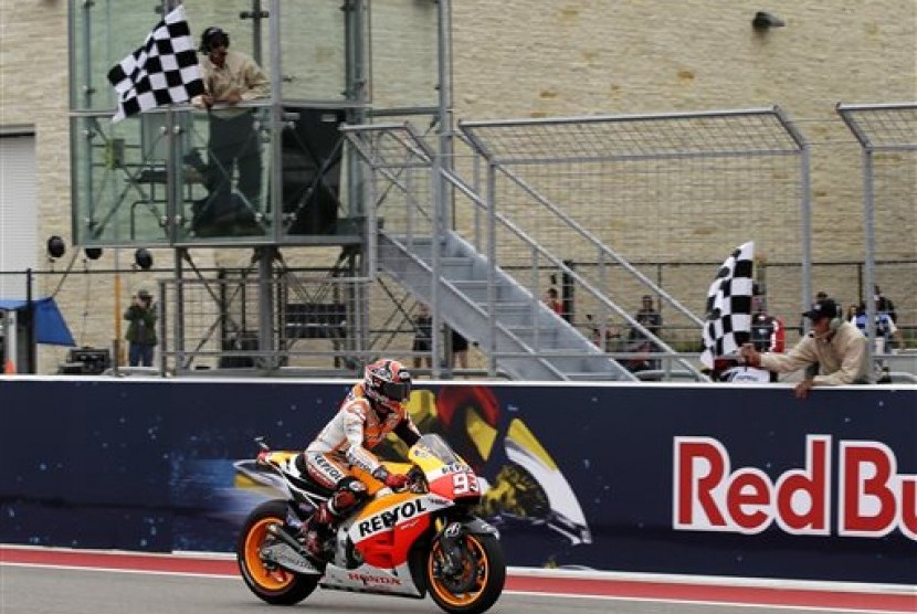 Pebalap Spanyol Marc Marquez melewati garis finish dalam balapan MotoGP di sirkuit Austin, Texas, Amerika Serikat, Senin (14/4) dini hari.