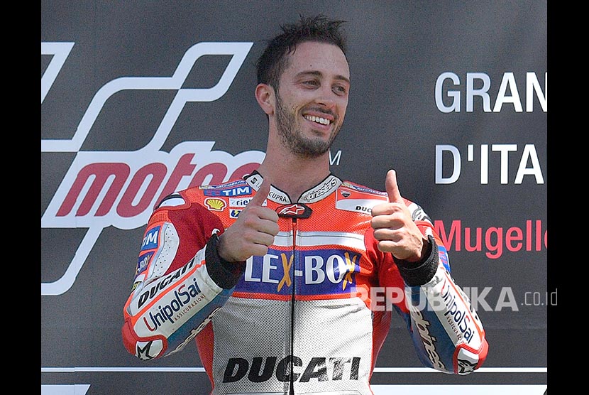Pebalap Tim Ducatti Andrea Dovizioso merayakan kemenangnnya pada ajang MotoGP Italian Grand Prix di sirkuit Mugello, Scarperia, Italia, Ahad (4/6) malam.