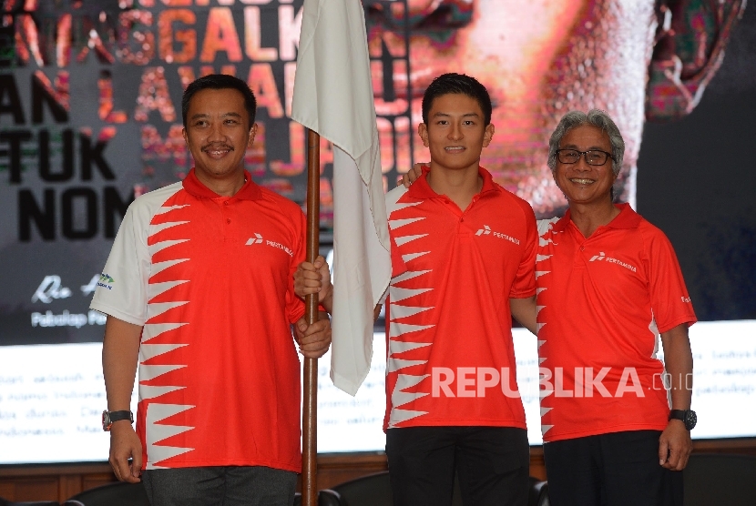 Pebalap Tim Manor Racing Formula 1 Rio Haryanto (tengah), berfoto bersama Menteri Pemuda dan Olahraga Imam Nahrawi (kiri), dan Direktur Utama Pertamina Dwi Sucipto (kanan) saat menggelar konferensi pers di Jakarta, Kamis (18/2).