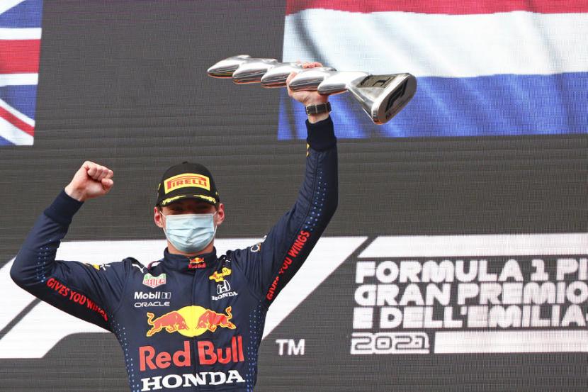 Pebalap tim Red Bull Max Verstappen dengan tenang menjuarai Grand Prix Emilia Romagna.