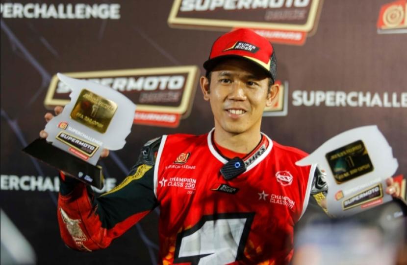 Pebalap Tim Super Rider, Tommy Salim, berhasil mencetak sejarah membanggakan dengan meraih double champion, Juara Umum Nasional FFA 250 dan Trail 180 Open.