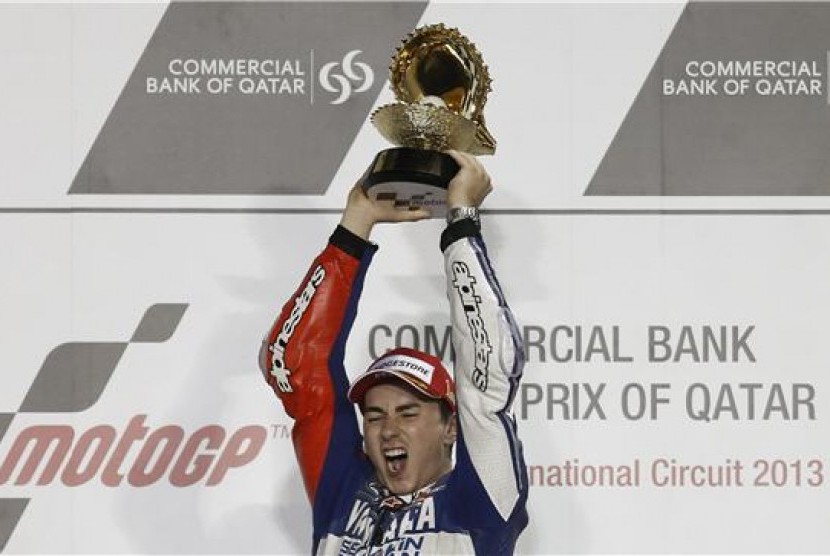 Pebalap Yamaha asal Spanyol, Jorge Lorenzo, meluapkan emosinya usai meraih podium pertama GP Qatar di Sirkuit Internasional Losai, Doha, Ahad (7/4). 
