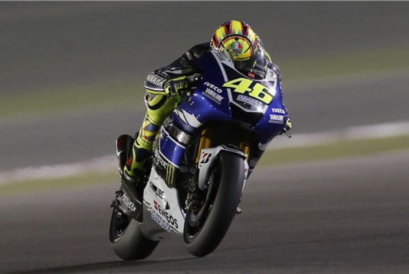  Pebalap Yamaha Motogp asal Italia, Valentino Rossi, memacu motornya saat sesi latihan bebas GP Qatar di Sirkuit Internasional Losail, Doha, Jumat (5/4). 