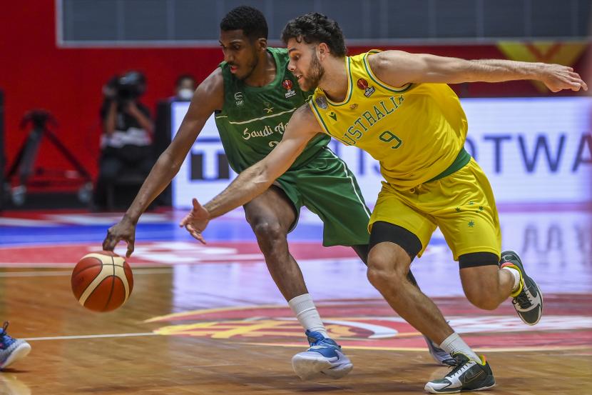 Pebasket Arab Saudi Ali Shubayli (kiri) berusaha melewati hadangan Pebasket Australia William McDowell-White (kanan) dalam laga babak penyisihan Grup A FIBA Asia Cup 2022 di Istora Gelora Bung Karno, Senayan, Jakarta, Kamis (12/7/2022). Australia menang atas Arab Saudi dengan skor 76-52.