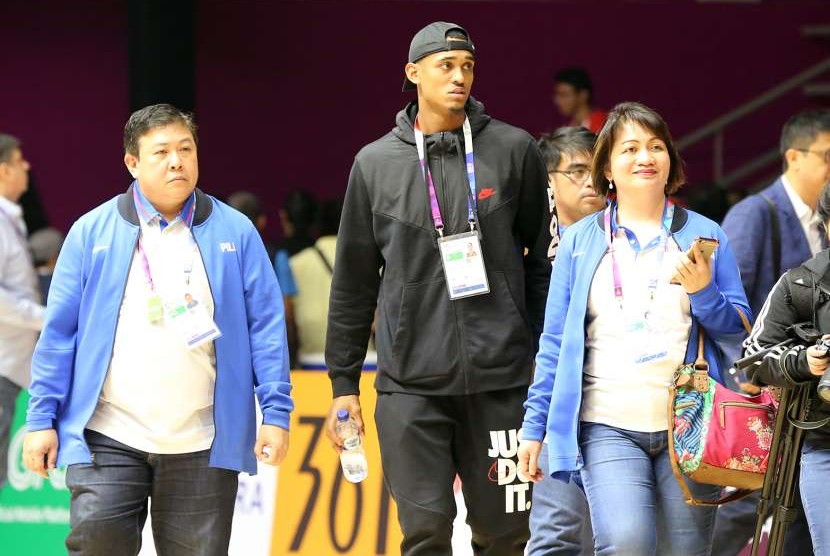 Pebasket asal Filipina Jordan Clarkson (jaket hitam) yang bermain di klub Cleveland Cavaliers pada kompetisi National Basketball Assosiation (NBA) hadir mendukung negaranya bertanding di babak penyisihan Grup D Asian Games ke-18 di Hall Basket Senayan, Jakarta Kamis(16/8).