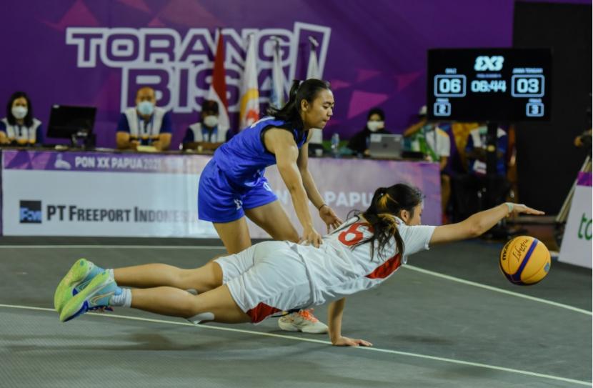 Pebasket Bali Michelle Kurniawan (putih) berusaha meraih bola dengan dibayangi pebasket Jawa Tengah Benita Cindy Merilla saat pertandingan babak penyisihan grup basket 3x3 PON XX Papua di Stadion Basket, Mimika Sport Complex, Rabu (13/10)