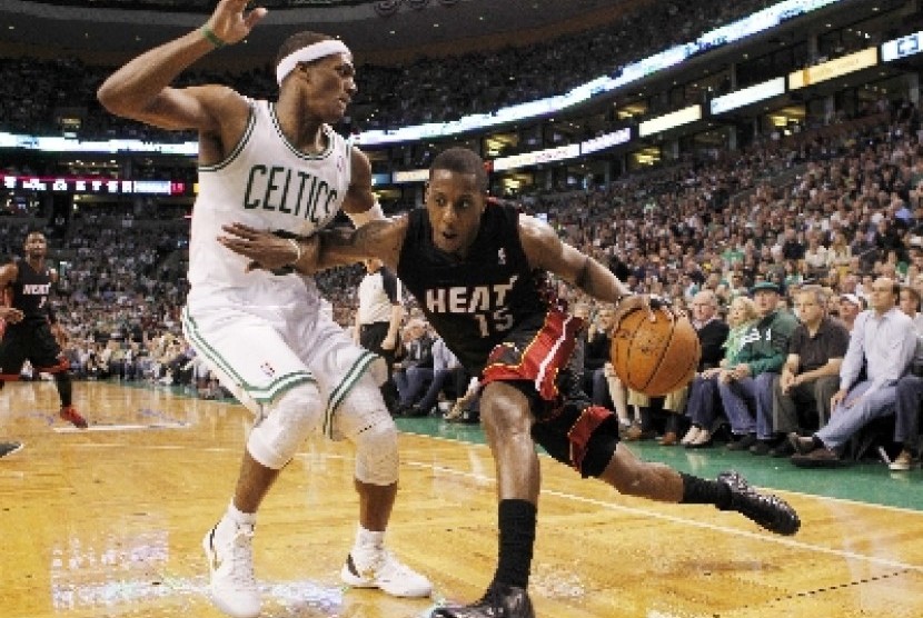Pebasket Boston Celtics, Rajon Rondo (kiri).