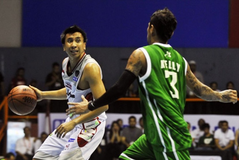 Pebasket Dell Aspac Mario Gerungan (kiri) dihadang pebasket Pelita Jaya Kelly Purwanto (kanan) saat pertandingan Seri II National Basketball League (NBL) di Hall A Senayan, Jakarta, Sabtu,(12/1). Ilustrasi.