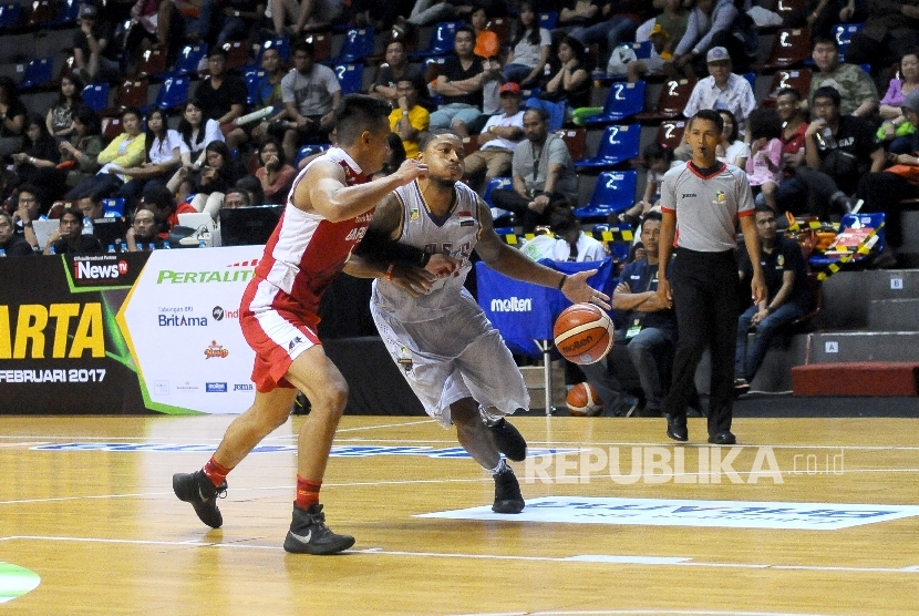 Pebasket CLS Knights Surabaya, Andre Johnson Jamarr (kanan).