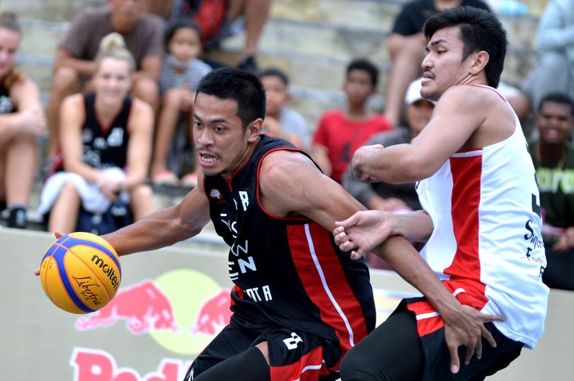 Pebasket Indonesia, Sandy Ibrahim Aziz (kiri) 