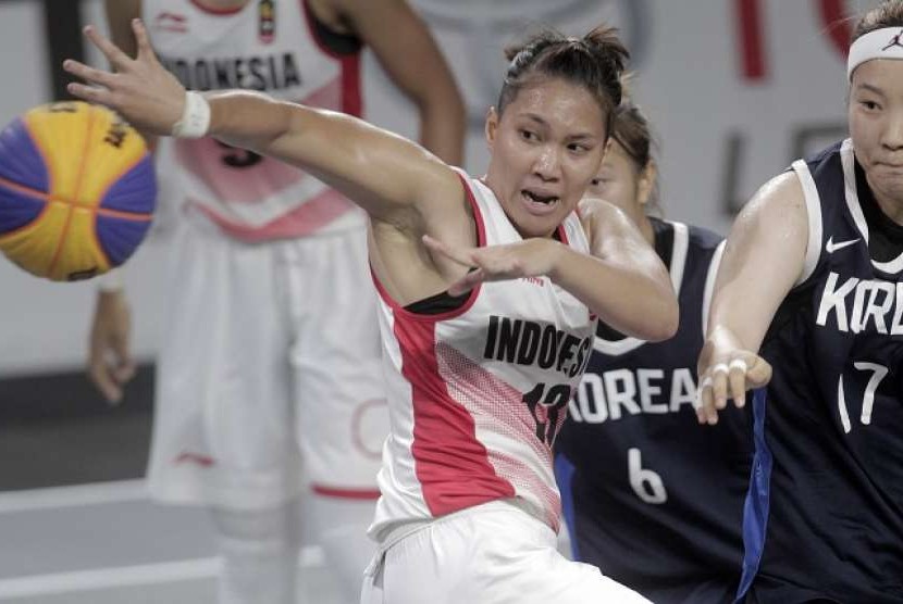  Pebasket Indonesia Delaya Maria (kiri) mengoper bola menghindari adangan pebasket Korea Selatan Jieun Park (kanan) di babak penyisihan basket putri 3X3 Asian Games 2018.