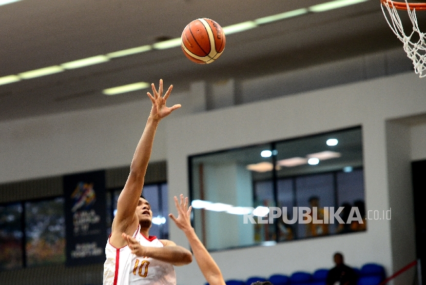 Pebasket Indonesia Kevin Yonas Sitorus mencoba menembak bola saat melawan Vietnam pada Sea Games 2017 di Kuala Lumpur, Malaysia, Ahad (20/8). 