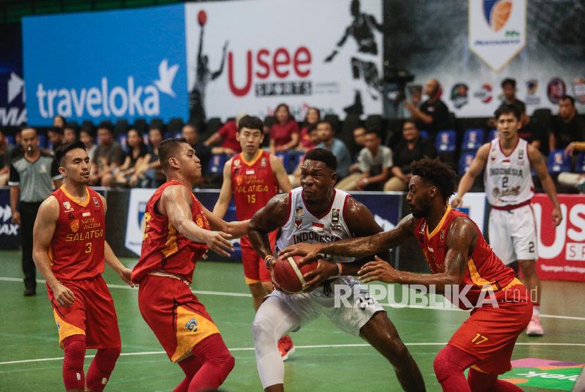 Tim basket Satya Wacana Salatiga (kostum merah) dalam pertandingan IBL Pertamax 2020.