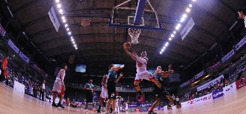 Pebasket Indonesia Warriors, Mario Wuysang (tengah), melakukan lay-up dengan dikawal pebasket Westports Dragons saat pertandingan babak reguler ASEAN Basketball League (ABL) 2012 di Britama Arena, Sportsmall Kelapa Gading, Jakarta, Sabtu (21/1). 