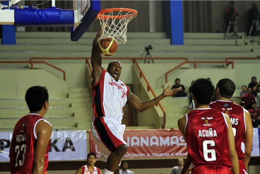 Pebasket Indonesia Warriors, Steve Devon Smith (tengah), melakukan slam dunk dalam laga Asean Basketball League melawan San Miguel Beerman di lapangan tennis indoor Senayan, Jakarta, Jumat (8/3) malam. 