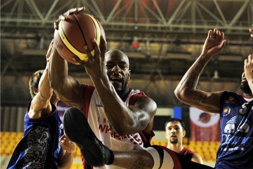 Pebasket Indonesia Warriors, Steve Thomas (tengah), melakukan offensive rebound melewati hadangan pebasket Thailand Slammers dalam laga Asean Basketball League di lapangan tennis indoor, Senayan, Jakarta. 