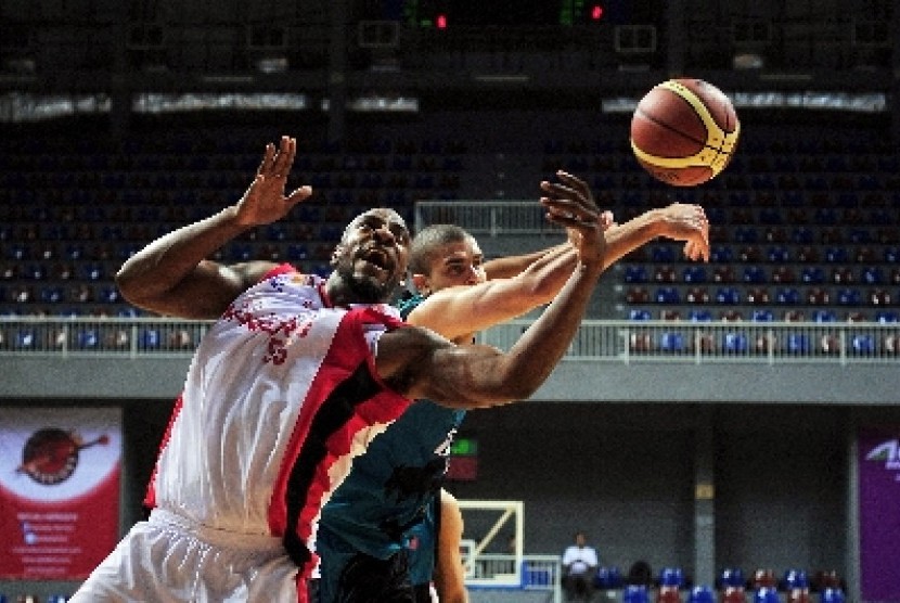 Pebasket Indonesia Warriors, Steven Devon Thomas (putih), berusaha melakukan rebound melewati hadangan pebasket KL Dragons dalam laga Asean Basketball League (ABL) musim 2013 di Mahaka Square, Jakarta, Selasa (22/1) malam. 