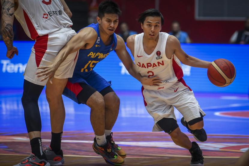 Pebasket Jepang Yuki Togashi (kanan) berusaha melewati hadangan pebasket Filipina Kiefer Ravena (kiri) saat bertanding pada babak penyisihan perempatfinal FIBA Asia Cup 2022 di Istora Gelora Bung Karno, Senayan, Jakarta, Selasa (19/7/2022). 