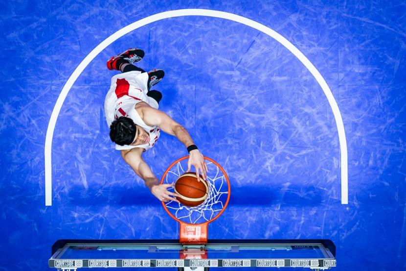 Pebasket Jepang Yuta Watanabe melakukan dunk saat melawan Kazakshtan pada laga FIBA Asia Cup, Rabu (13/7/2022) di Istora Senayan Jakarta, Indonesia.  