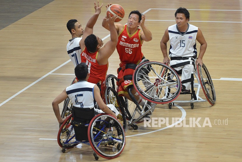 Pebasket kursi roda Indonesia Donald Putra Santoso (kedua kanan) dan Kasep Ayatulloh (kedua kiri) berebut bola dengan pebasket Thailand pada ajang Indonesia Para Games Invitational Tournament di Kompleks Gelora Bung Karno, Senayan, Jakarta, Senin (2/7). 