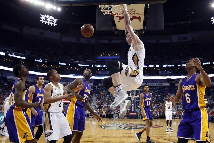 Pebasket New Orleans Pelicans, Omer Asik melakukan slam dunk pada laga NBA lawan LA Lakers di Arena Smoothi King Center, Selasa (29/11). Pelicans menang 105-88 atas Lakers.