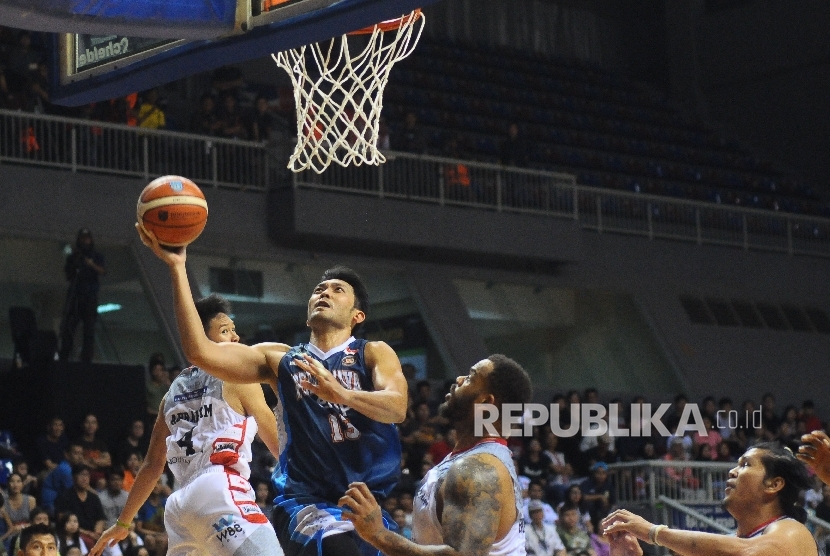 Pebasket Pelita Jaya Nyoman Indrawan Ponsianus berusaha memasukan bola ke dalam ring saat melawan News Aspac Jakarta dalam ajang IBL Reguler Seri II 2017 di Britama Arena, Mahaka Squere, Jakarta, Ahad (5/2).