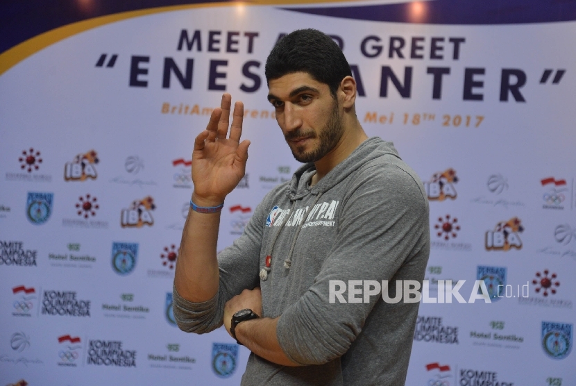 Pebasket Muslim asal Turki yang berlaga di NBA, Enes Kanter, ketika mengunjungi Jakarta pada 2017 lalu.