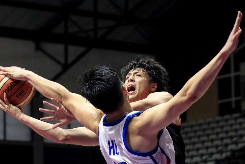 Pebasket Putra Jepang Hashimoto dihadang pebasket Chinese Taipei Longmao Hu dipertandingan kualifikasi Asian Games ke 18 di Hall Basket Senayan, Jakarta, Selasa (14/8). 
