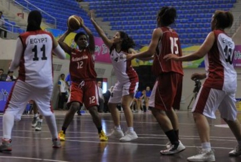  Pebasket putri Indonesia Jacklien Ibo (kedua kiri) mempertahankan bola dari pebasket putri Mesir Nada Gasser (tengah) pada pertandingan di Islamic Solidarity Games (ISG), di Palembang Sport and Convention Center, Selasa (17/9)