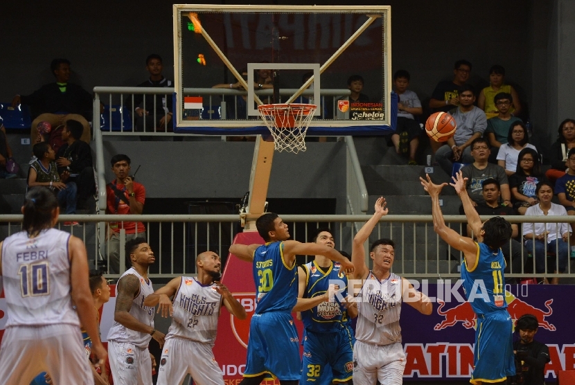 Pebasket Satria Muda (biru) berebut bola dengan pebasket CLS Knight Surabaya saat kedua tim bertemu di semifinal Indonesia Basket League (IBL) di Britama Arena, Mahaka Square, Jakarta, Sabtu (21/5). 