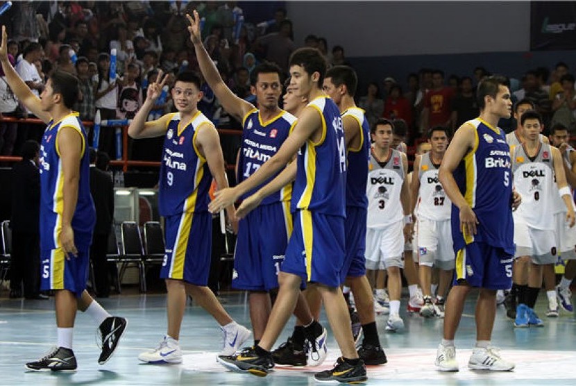 Pebasket Satria Muda Britama melakukan selebrasi usai memenangkan pertandingan National Basketball League (NBL) Indonesia. (ilustrasi) 