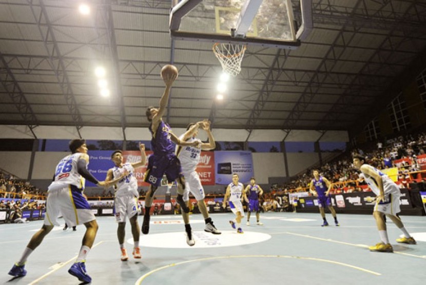 Pebasket Satria Muda Britama Rony Gunawan (kanan) berebut bola dengan pebasket CLS Knights Surabaya Budidharma (kiri) pada pertandingan Seri II National Basketball League (NBL) di Hall A Senayan, Jakarta, Ahad (13/1) malam.