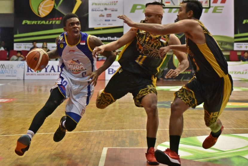 Pebasket Satria Muda Pertamina Jakarta Tyreek Jewell (kiri) berupaya melewati hadangan dua pebasket Bima Perkasa Jogja M Alan (tengah) dan Yanuar Dwi (kanan) pada pertandingan basket Indonesian Basketball League (IBL) Seri III di GOR Sahabat Semarang.