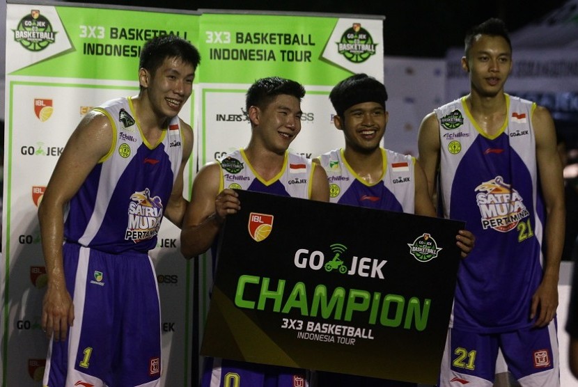 Pebasket Satria Muda Pertamina memegang plakat juara usai mengalahkan Stapac Jakarta dalam pertandingan Final Turnamen IBL 3x3 di Malang, Jawa Timur, Minggu (22/7) malam.
