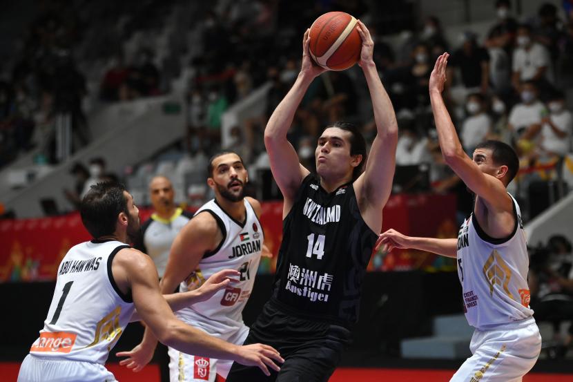 Pebasket Selandia Baru Isaac Davidson (kedua kanan) berusaha melewati adangan sejumlah pebasket Yordania dalam babak perebutan juara ketiga FIBA Asia Cup 2022 di Istora Gelora Bung Karno, Senayan, Jakarta, Ahad (24/7/2022). 