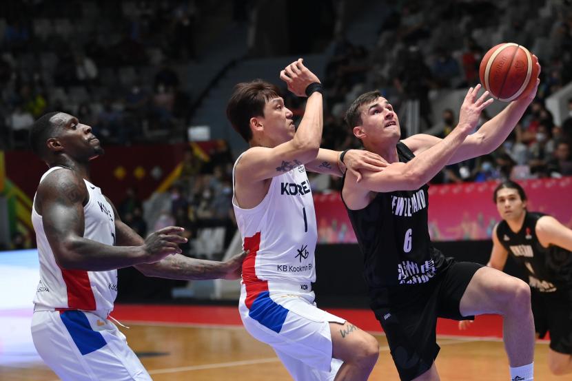 Pebasket Selandia Baru Taine Murray (kanan) melakukan lay up ke arah ring tim nasional Korea Selatan dalam laga babak perempat final FIBA Asia Cup 2022 di Istora Gelora Bung Karno, Senayan, Jakarta, Kamis (21/7/2022). 