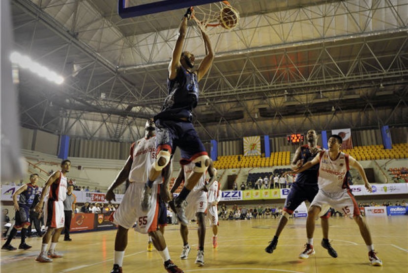 Pebasket Thailand Slammers, Christien Charles (tengah), menjaringkan bola saat pertandingan Asean Basketball League (ABL) lawan Indonesia Warriors. 