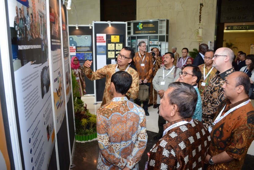 Pebi Purwo Suseno dari Kementan sedang menjelaskan tentang Implementasi One Health di Indonesia, mulai dari aspek prevent, detect, dan juga respond kepada peserta Zoonotic Diseases Action Packages dalam acara Global Health Security Agenda (GHSA) Ministerial Meeting