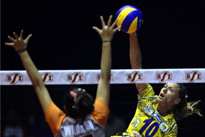 Pebolavoli putri Gresik Petrokimia, Mirjana Djuric (kanan), melepaskan smes dicoba diblok pebolavoli Jakarta BNI 46, Wilda Siti, pada pertandingan Proliga 2013 di Gelanggang Olahraga Remaja (GOR) Tri Dharma, Gresik, Jatim, Sabtu (23/3). 