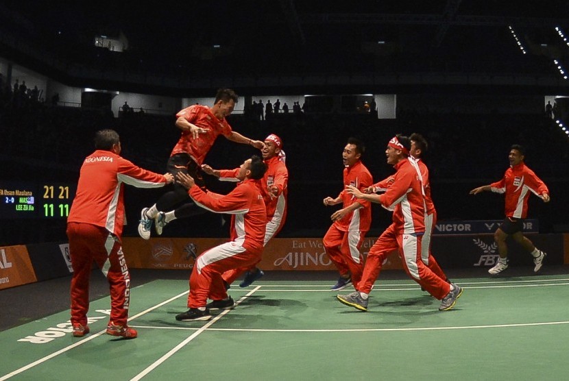 Pebulu tangkis beregu putra Indonesia Ihsan Maulana Mustofa (kedua kiri) melakukan selebrasi bersama rekan-rekannya seusai mengalahkan pe bulu tangkis Malaysia Lee Zii Jia pada final bulu tangkis beregu putra SEA Games XXIX Kuala Lumpur, di Axiata Arena, Kompleks Stadion Bukit Jalil, Kuala Lumpur, Malaysia, Kamis (24/8).